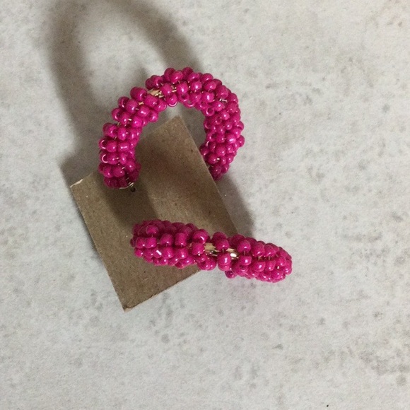 Gold with fuchsia bead hoop earrings - Picture 4 of 6